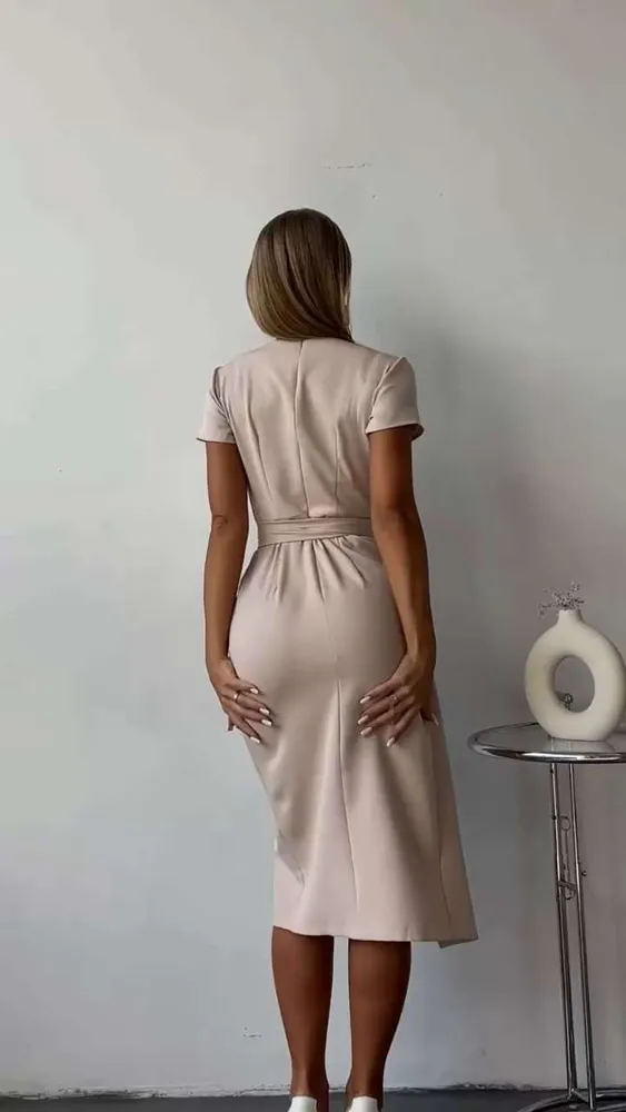 Платье Женский Cl ASSIC OF YOUR STYLE бежевый футляр Вечерний/праздничный Короткий Вискоза, Полиэстер Разрезы, Декольте, размер 44 Молния, Пояс облегающий Однотонный с разрезом Миди