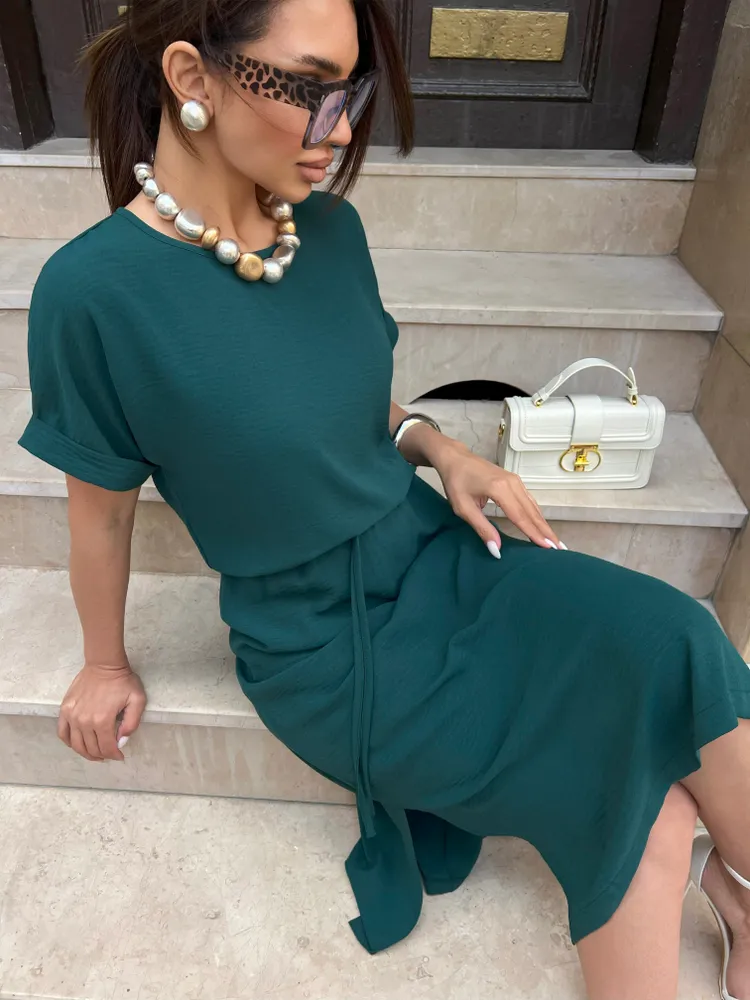 Платье Женский Lady of the moon изумрудный прямое Повседневный Средний Вискоза, Полиэстер Разрезы, размер 46, 48 Без застежки полуприлегающий Однотонный с разрезом Миди