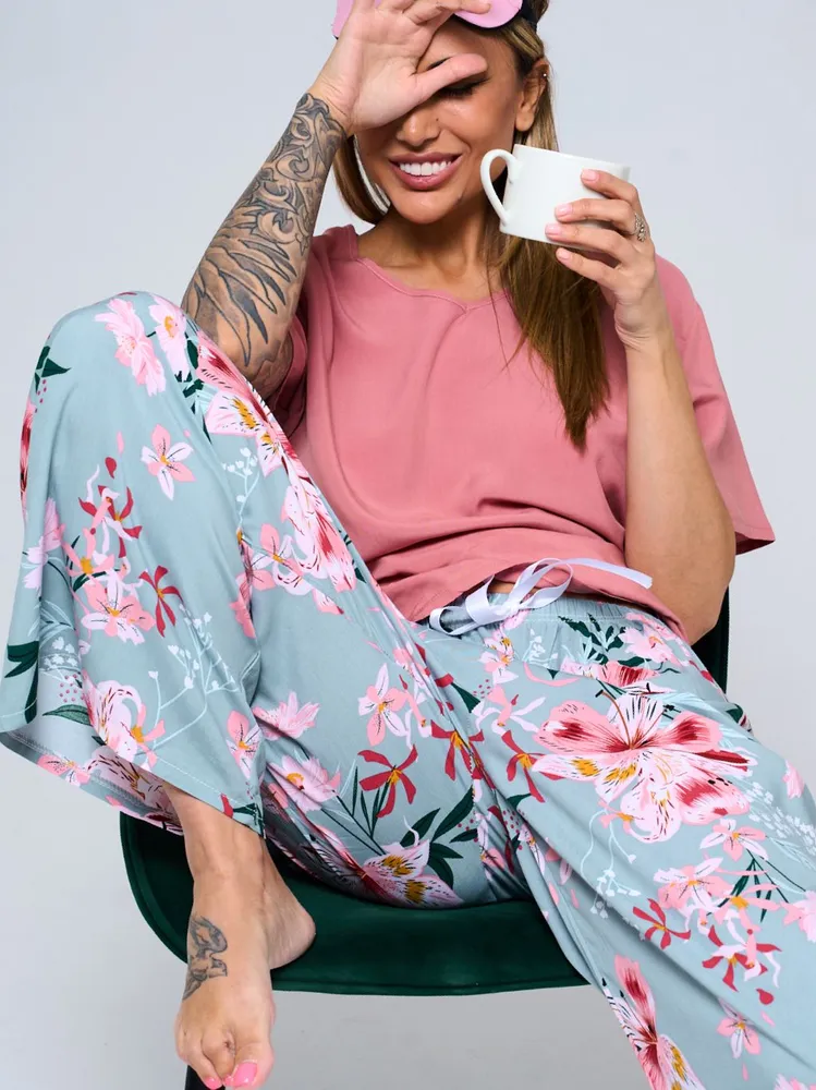 Домашний комплект Женский Lolapola Домашний Вискоза, размер 40, 42 Резинка, Без застежки с футболкой, с брюками голубой, светло-синий Цветочный Бант Короткий оверсайз Россия воздухопроницаемость, гипоаллергенный материал