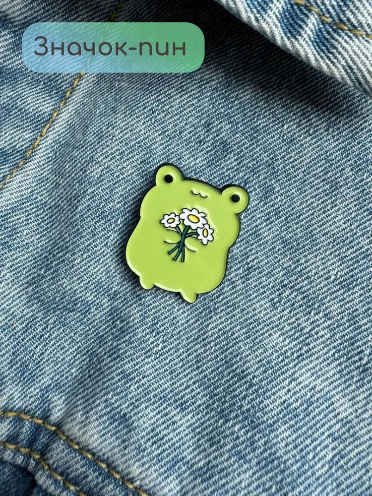 Значок пин милая Лягушка с цветами