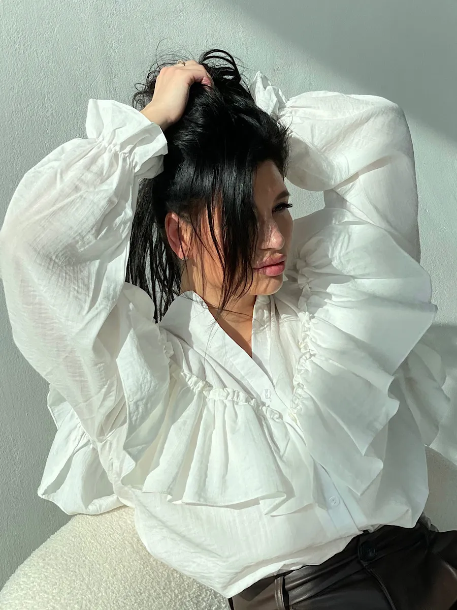 Льняная рубашка с воланами и рюшами