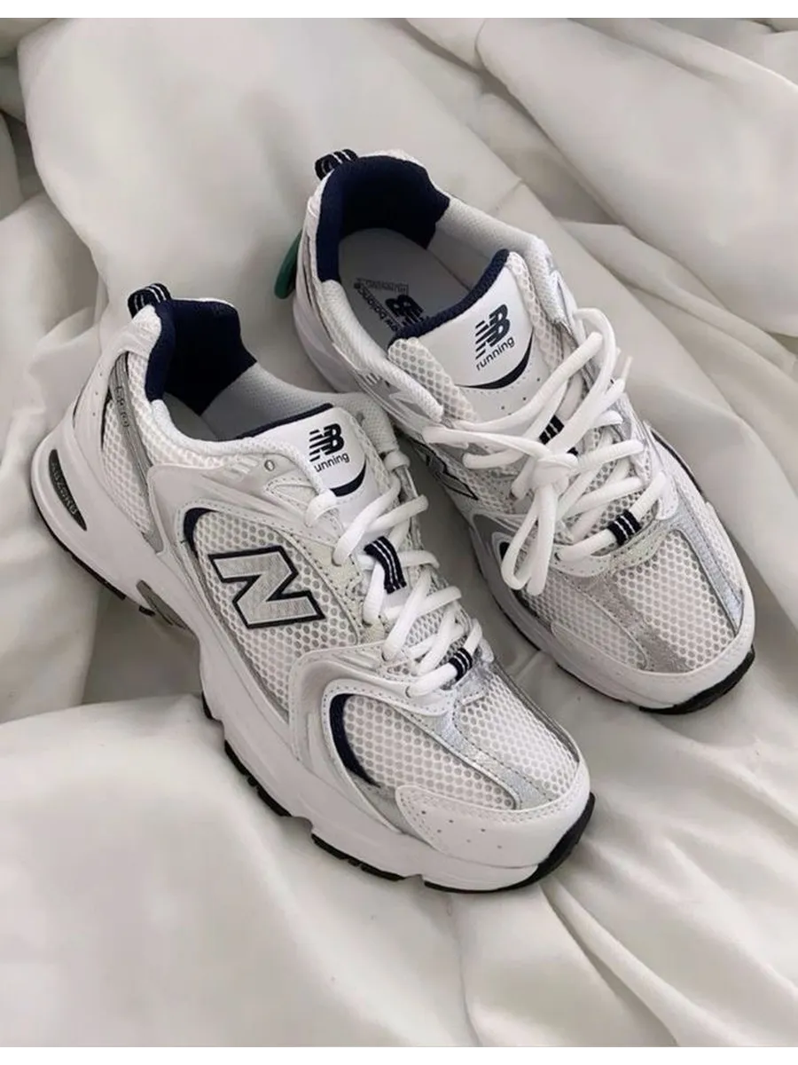 Кроссовки женские