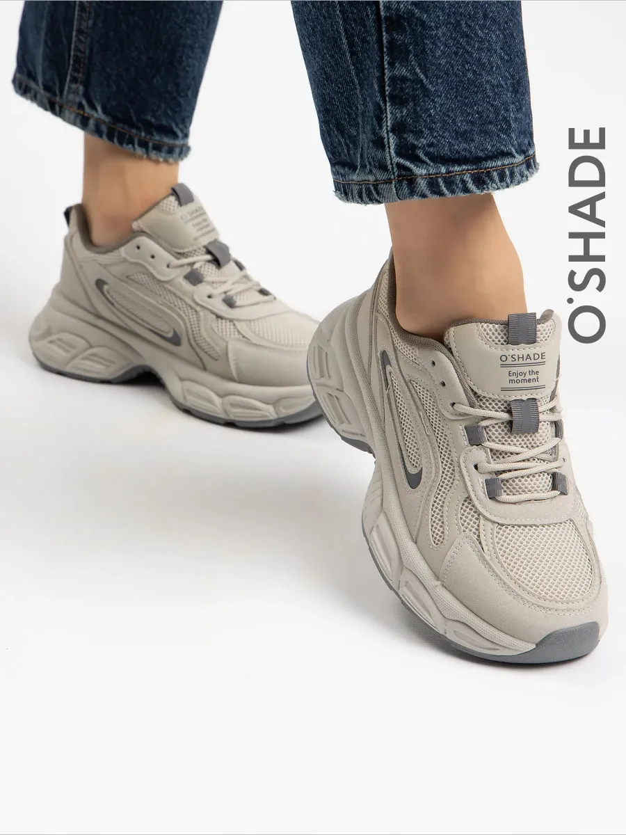 Кроссовки на высокой подошве