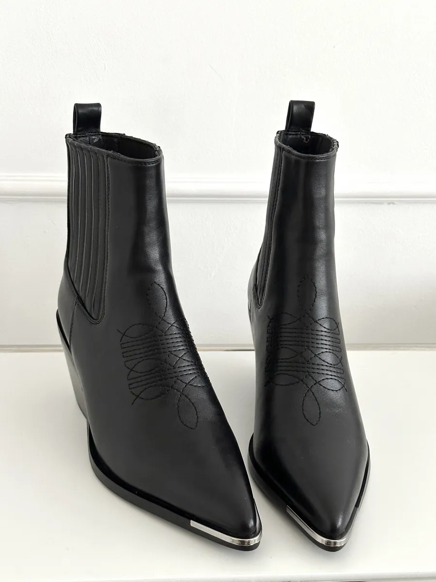 Ботинки казаки демисезонные на каблуке