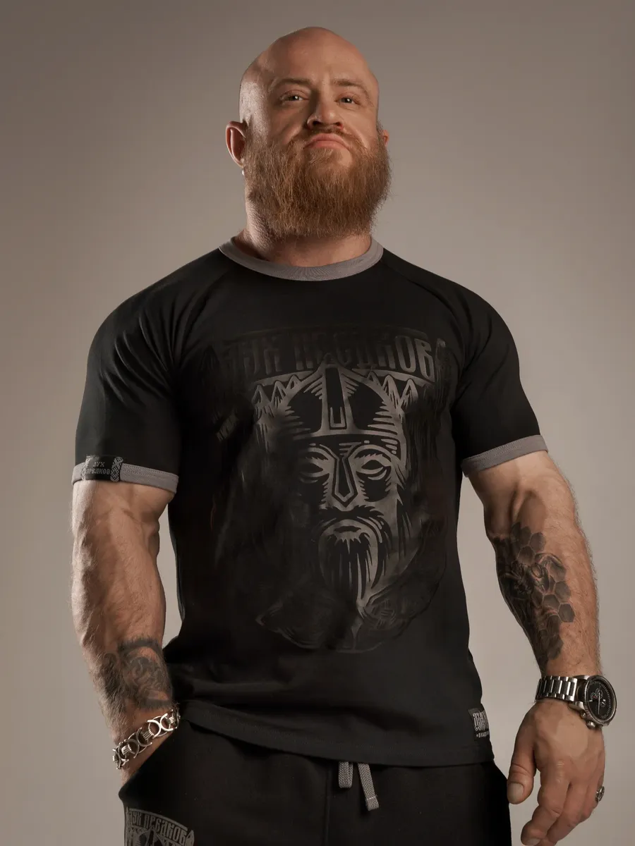 Футболка черная реглан с принтом