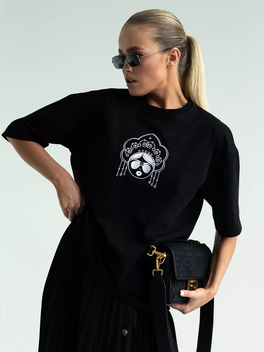 Футболка черная оверсайз с принтом вышивка