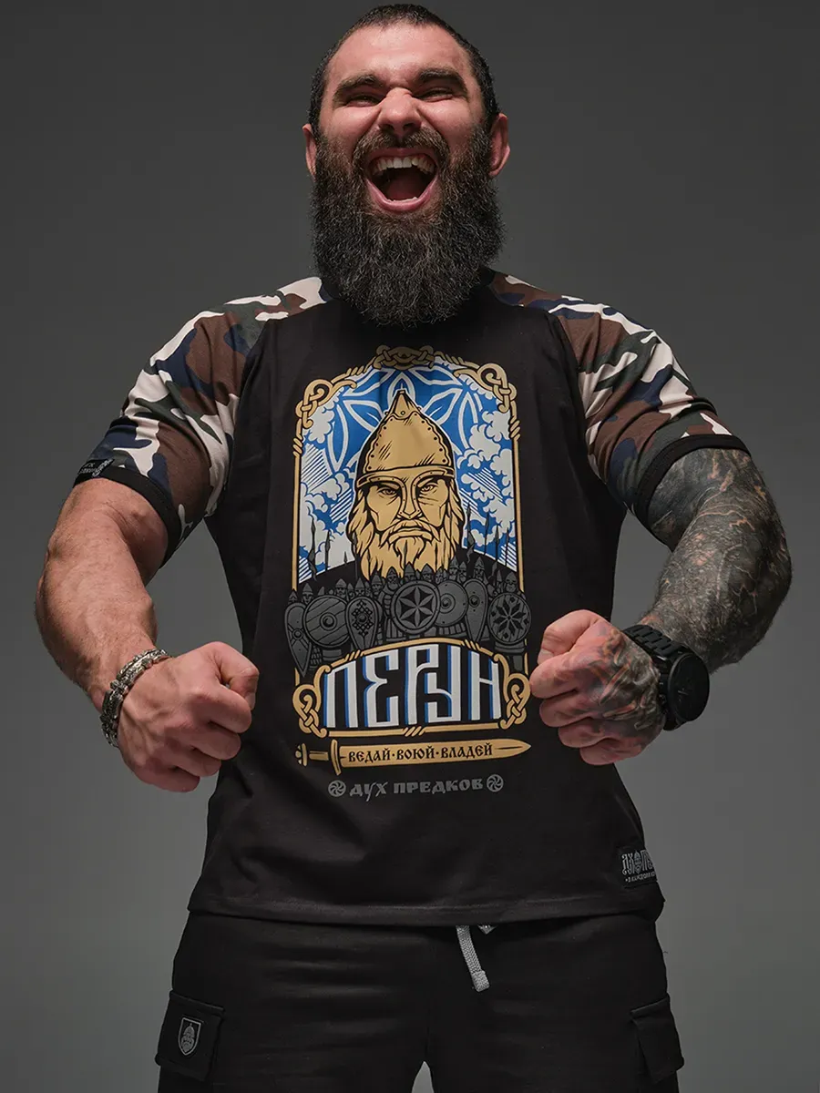 Футболка с камуфляжем и принтом Перун