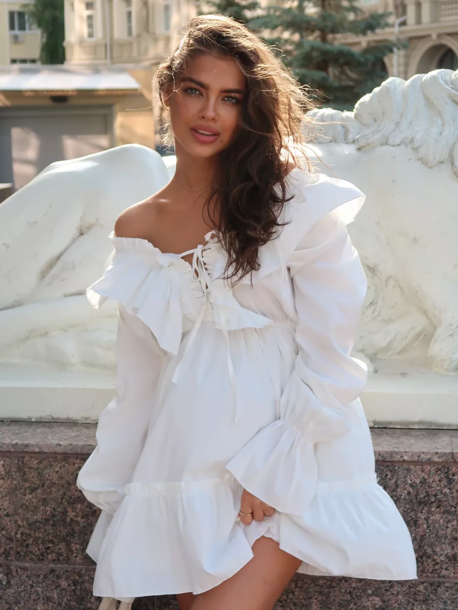 Короткое платье с пышными рукавами