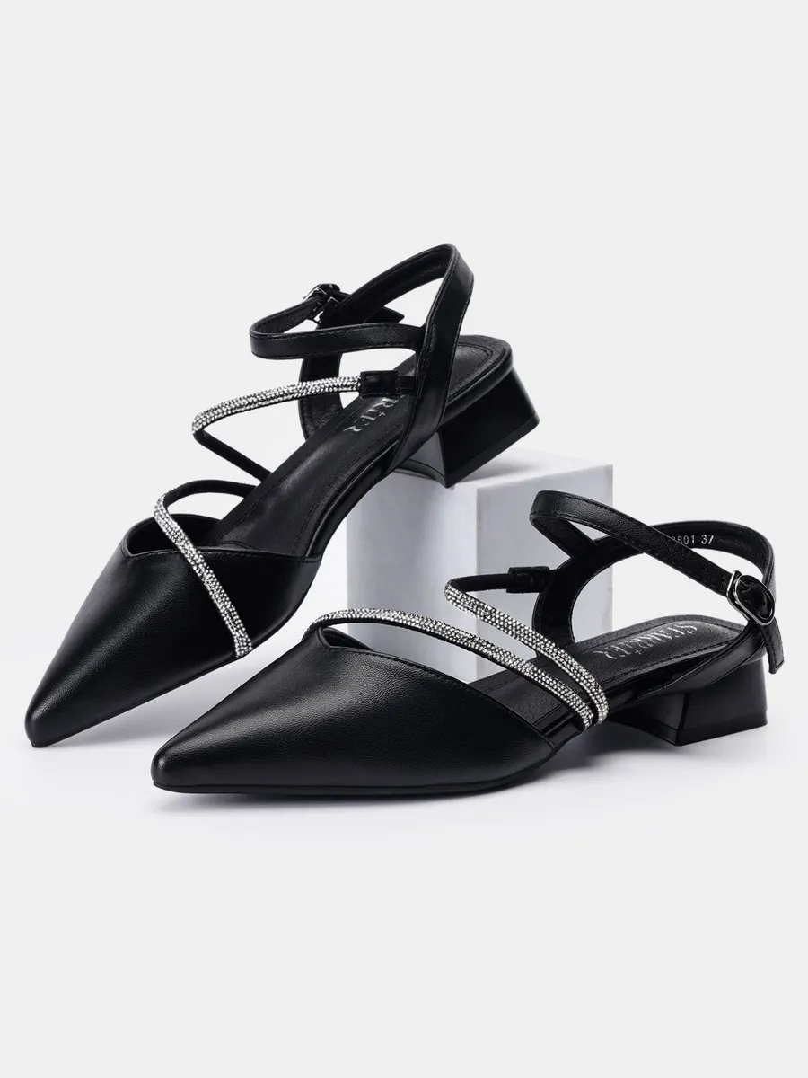 Туфли на низком каблуке с ремешком