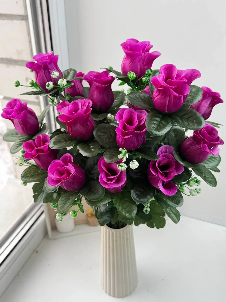 Искусственные цветы розы на кладбище,синие