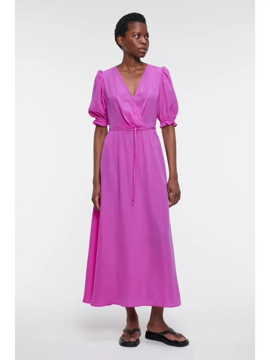 Платье миди приталенное с запахом и коротким рукавом