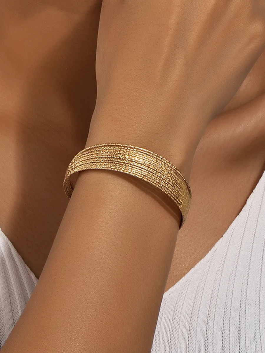 Стильный браслет на руку
