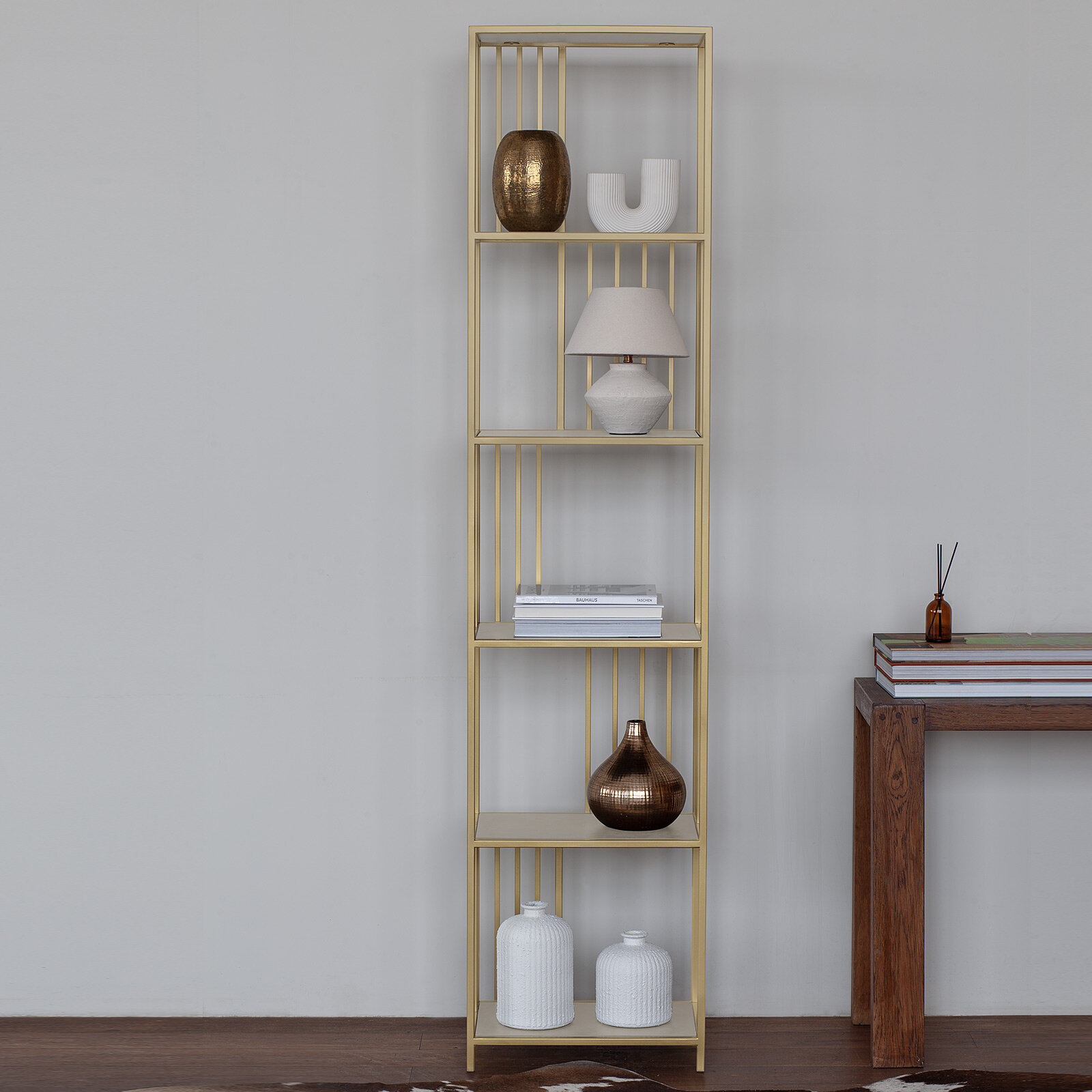 Металлический стеллаж лофт интерьерный для книг SOHO MINI, золотой с полками из керамики Ivory