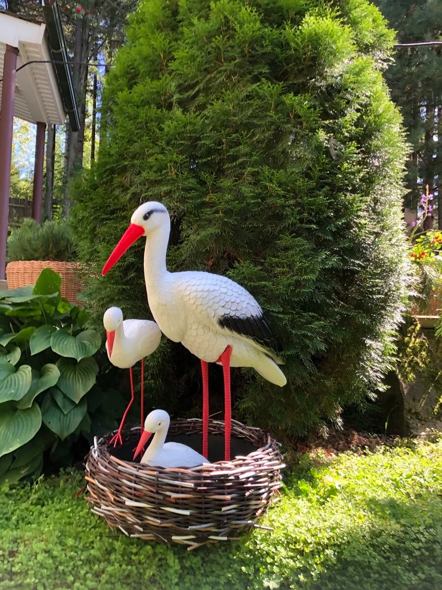 Гнездо с аистами садовая фигура