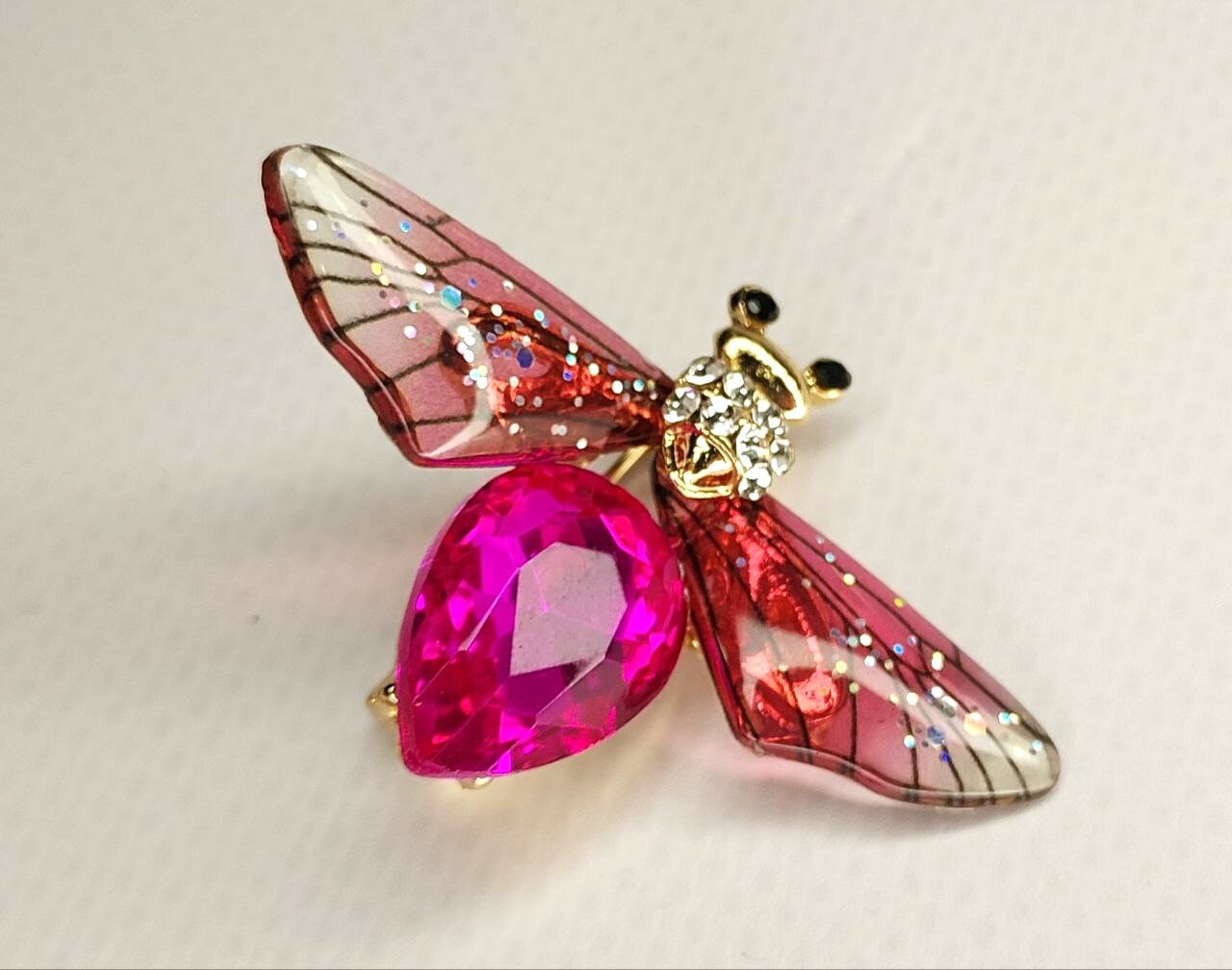 Брошь. Брошка. Муха. Цвет фуксия